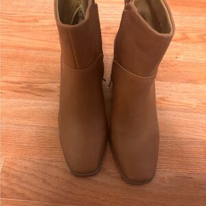 Crown Vintage Women’s tan boots